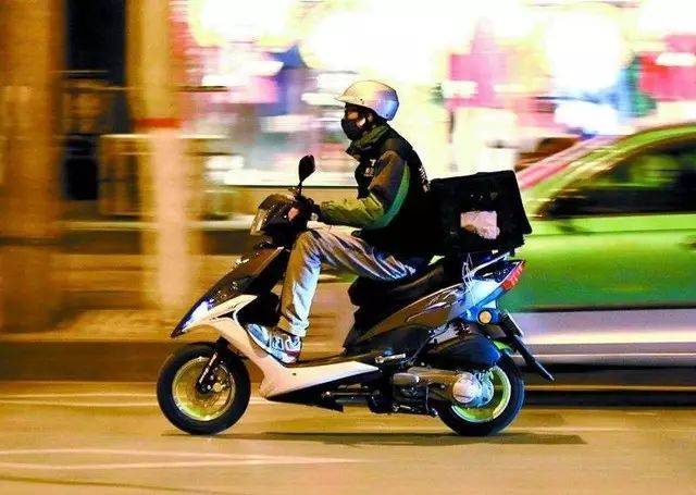 便捷省力的摩托和电动车成为了外卖小哥的首选