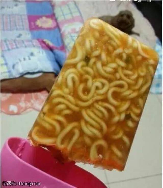 搞笑图片:妹纸这表情,真是爱恨交加!