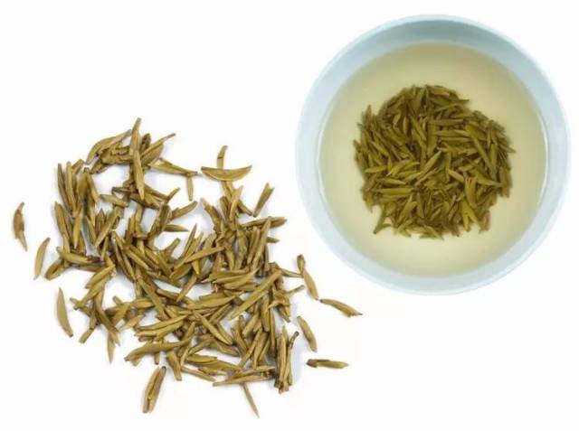 白茶泡法也很简单,90-100 度热水冲泡即可,茶汤清澈,以澄黄明亮活浅