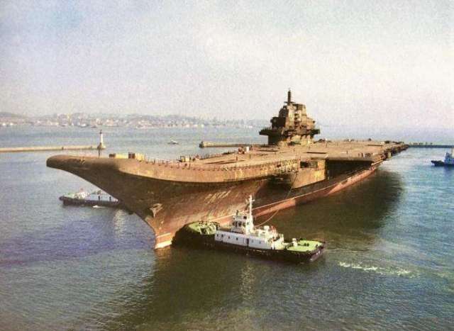 图为2002年3月3日,苏联未完工的航母瓦良格号被送入了中国大连港.