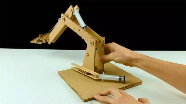 用纸板做个这样的液压机械臂,比抓娃娃机更过瘾-教育频道-手机搜狐
