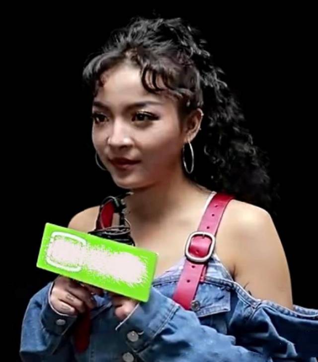 的持续热播,让小编注意到了国内第一女rapper ---vava,被称为中国的"