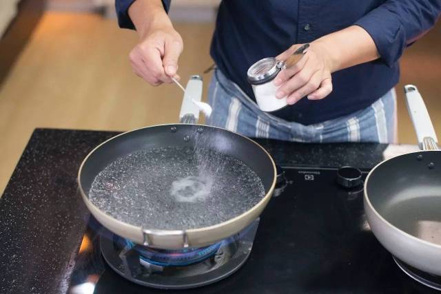 【1】烧热水 烧一锅热水用来煮面,往水里加盐,这样煮面时,才更够味.