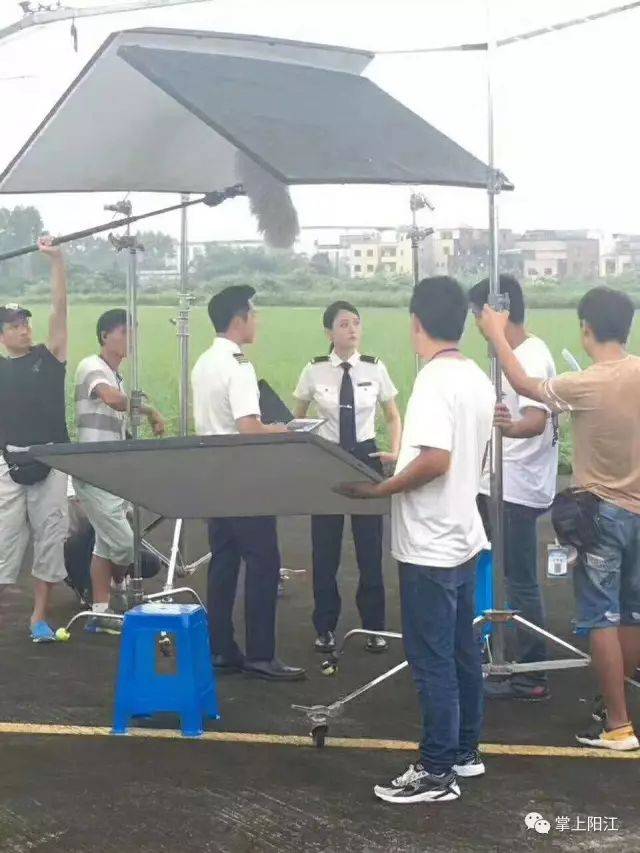 陈乔恩和郑恺今日上午在阳江合山机场拍戏!