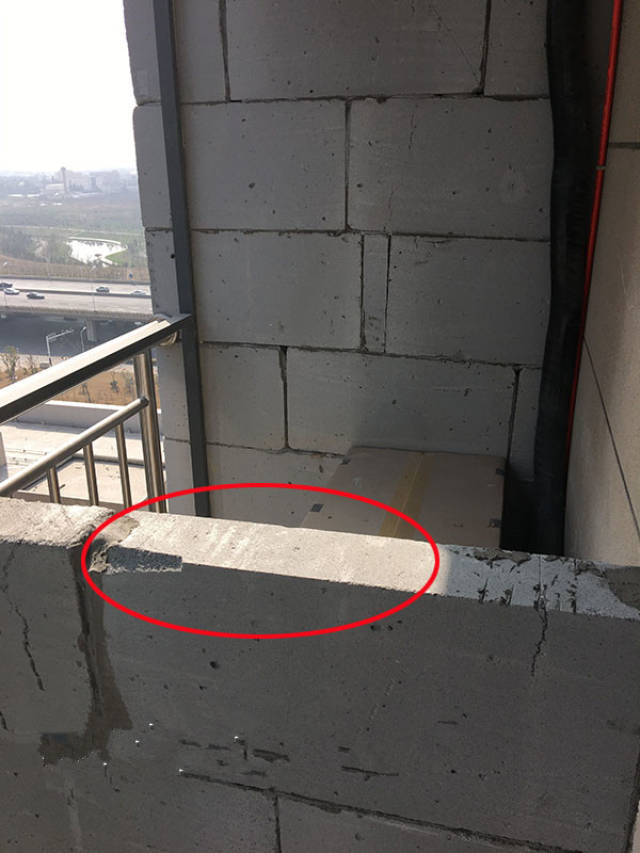 阳台砌墙早不用红砖了!我家用这个,钱省了一大半!