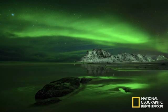 《绿色绸带》 挪威罗弗敦群岛的极光,倒映在浅滩上,形成丝般顺滑的