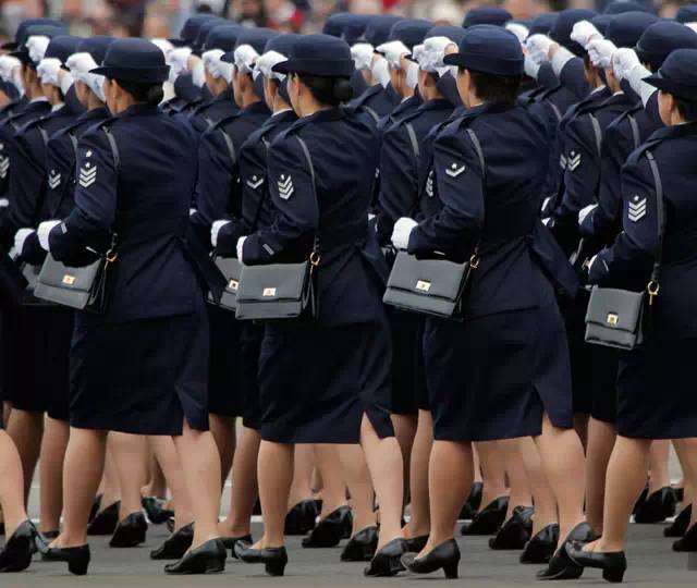 女兵是世界各国阅兵式上的"靓丽风景"!