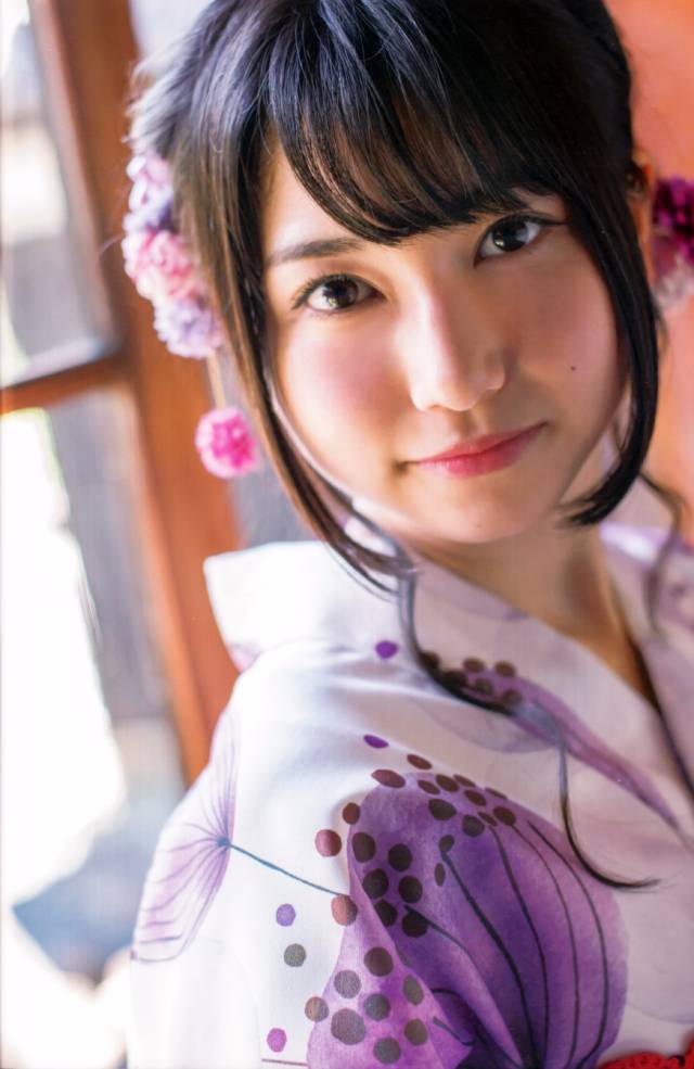 与麻仓桃,夏川椎菜是同事务所同期试音合格的同事关系,在组成