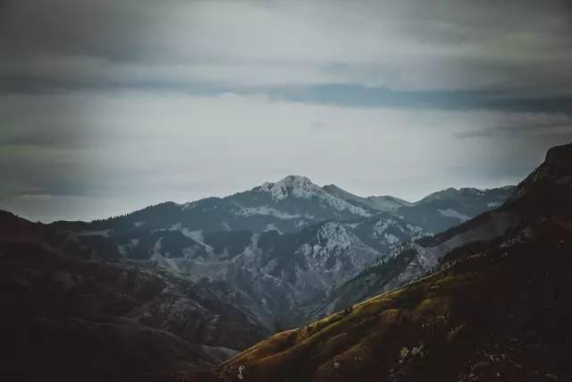 在公路上驻足,凝眸远望 高山峡谷,悬崖峭壁 蜿蜒的公路盘旋而上 在