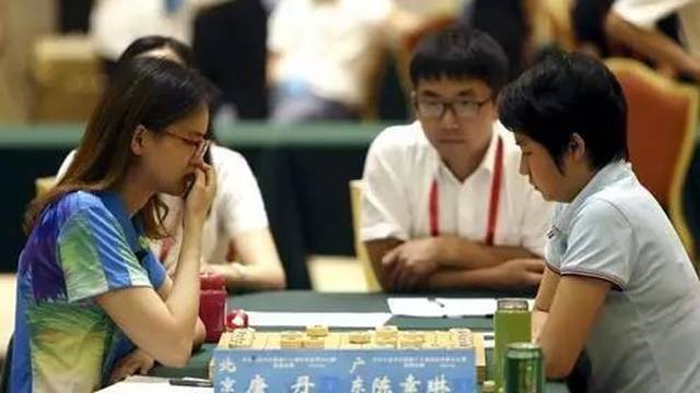 7月13日,广东队选手陈幸琳(右)在象棋决赛专业女子个人组夺得冠军.