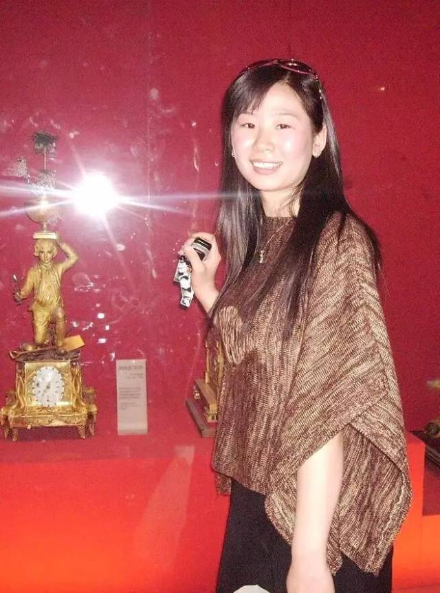 手链姐姐,因为拍照的时候总带着一条好看的手链而得名