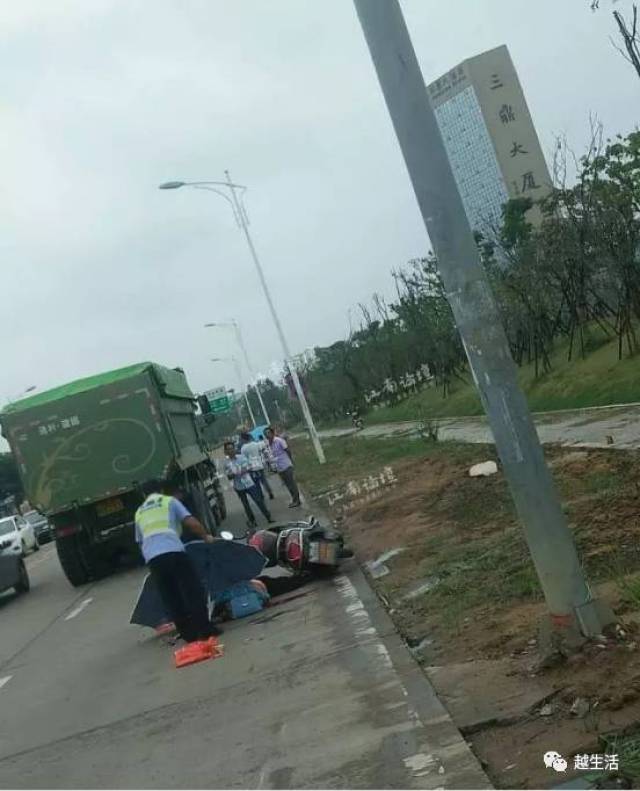 车祸|绍兴昨日又现车祸,女子骑电瓶与工程车撞,头部破裂当场死亡,现场