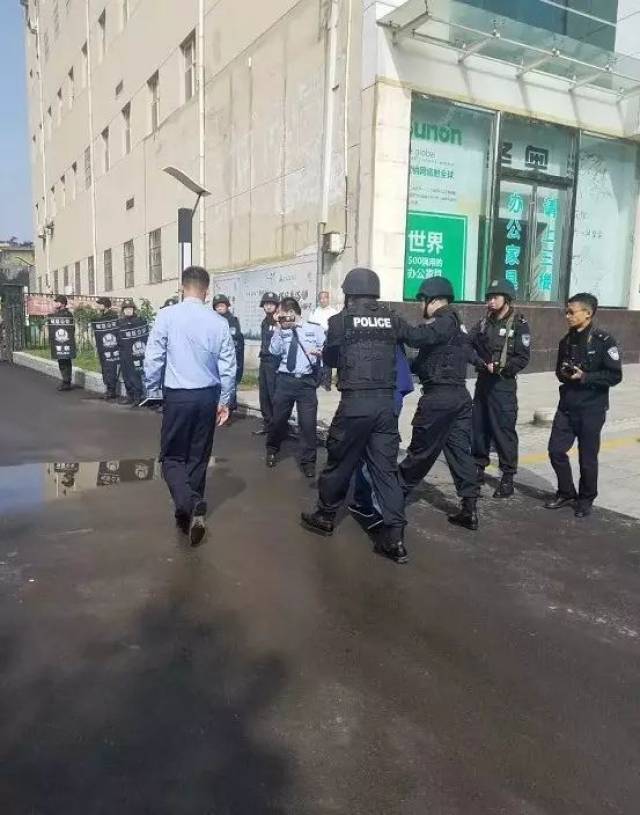 【实拍】晋城街头,众多警察抓捕犯人现场曝光!竟是前几日