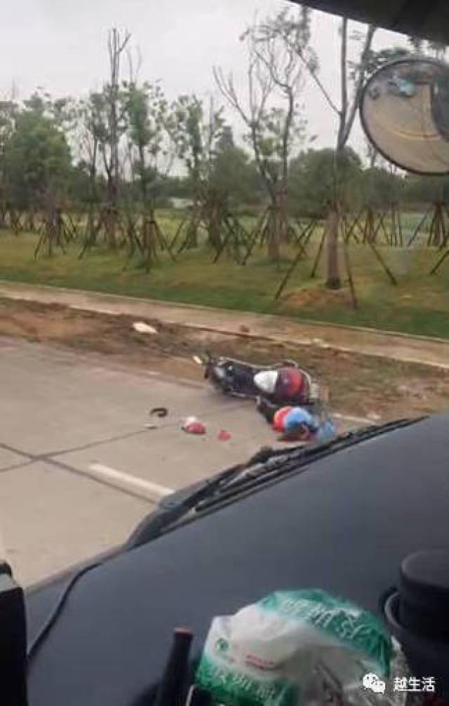 车祸|绍兴昨日又现车祸,女子骑电瓶与工程车撞,头部破裂当场死亡,现场