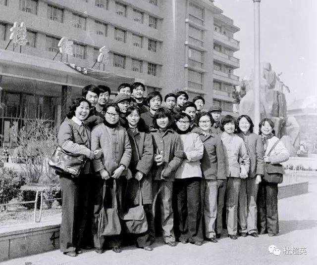 法律专业1980级6班同学在西安钟楼饭店前合影