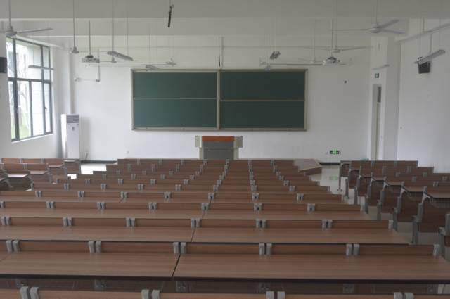 看到这间宽敞的阶梯教室,是否让你又想起了当初的大学时光