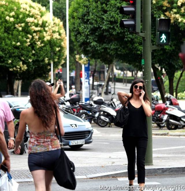 实拍:马德里西班牙广场上的美女们(图)