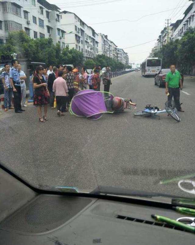 南充一起触目惊心的电动车事故!一名女子血洒街头