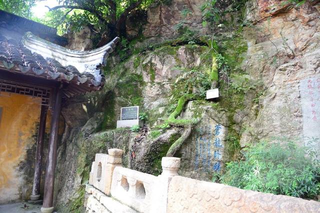 永慧禅寺又名石壁寺,石壁精舍,因寺庙背靠一百仞石壁而得名.