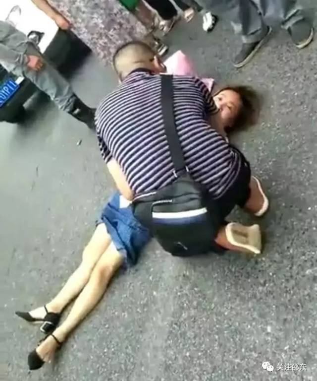 邵东金龙大道发生一起车祸被撞女子横躺地上