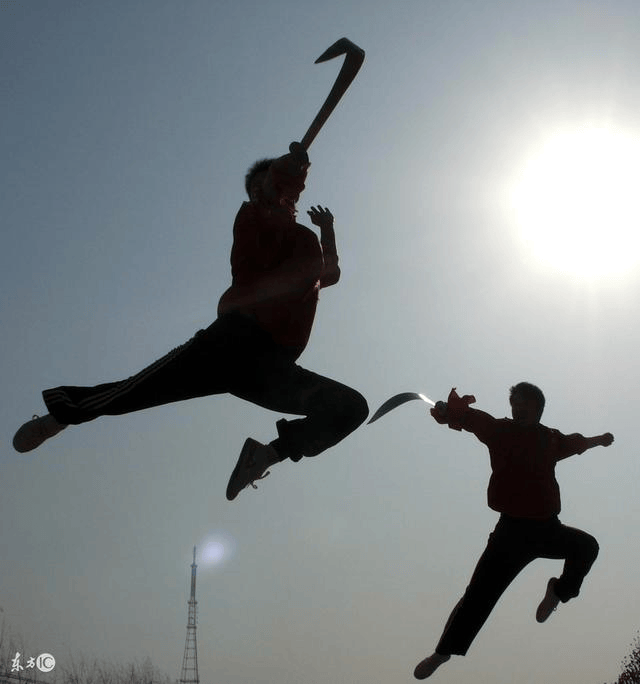 练武术的人的气势也建立在自信之上 武术站立姿势要端正,挺胸抬腰