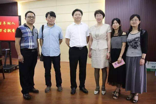 樊仁走访慰问了九江外国语学校优秀教师代表曹小红,杨红莉,并与她们