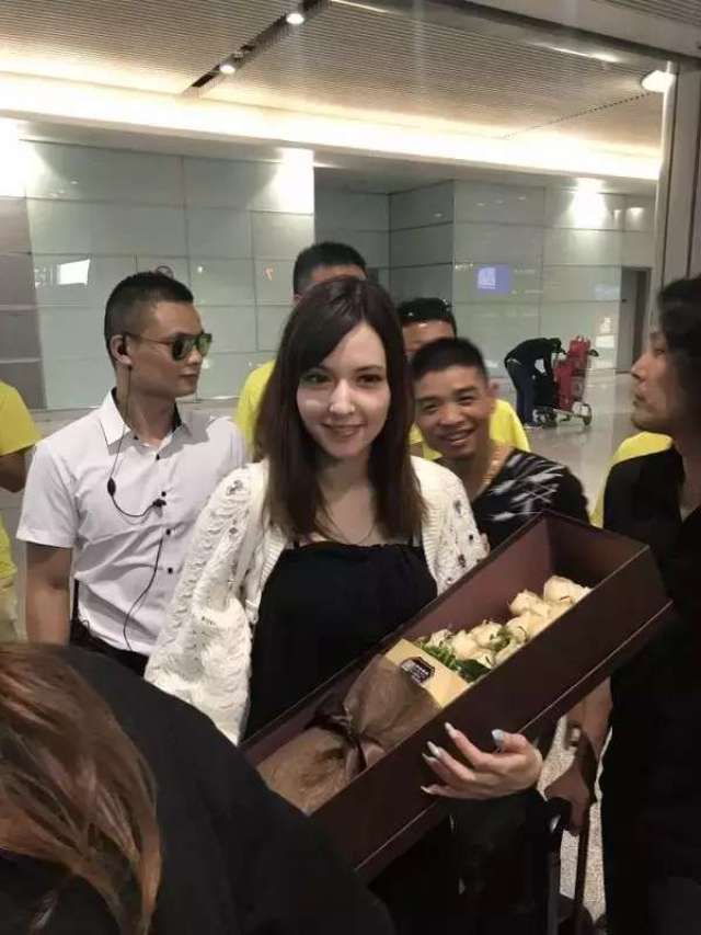 宅男女神水咲萝拉抵达长沙, 遭众粉丝围堵保镖开路