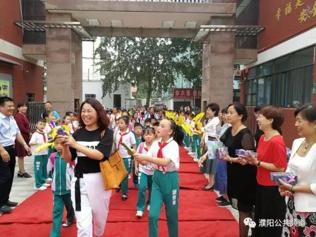 濮阳市第二实验小学小惊喜送老师提前庆祝教师节