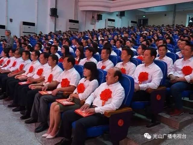 县人民政府嘉奖令,县委常委,办公室主任杨光平宣读了县委,县政府表彰