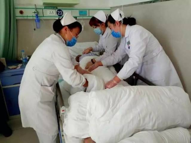 白班护士给无陪护患者做口腔护理,给予患者更换体位