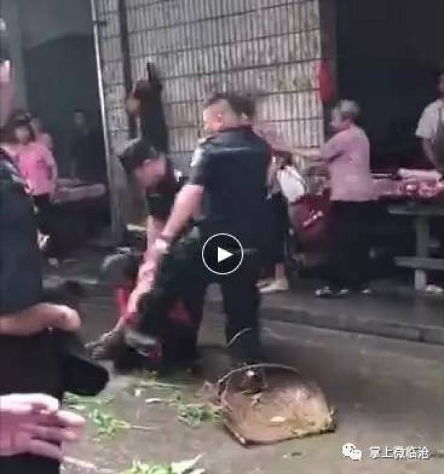 临沧13号路菜市场警察打人别再传了