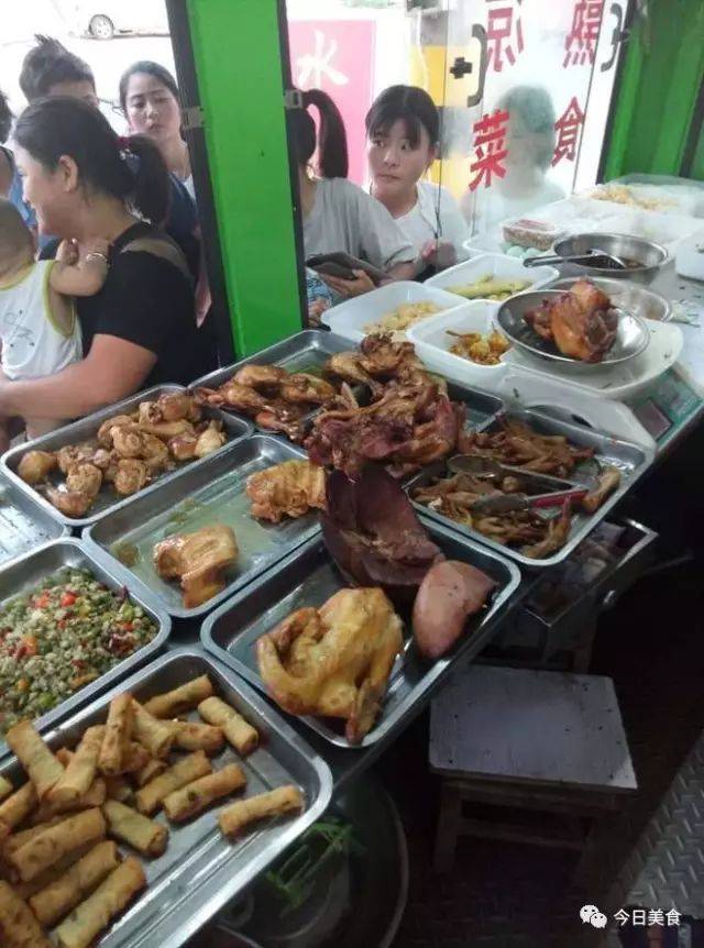 流动经营卤肉,一辆电动售卖车就可以经营,投资少. 2.