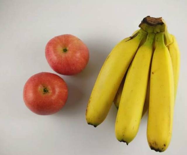 就不会受压 自然黑斑就不会产生 因为苹果会释放出乙醚 会把香蕉加速
