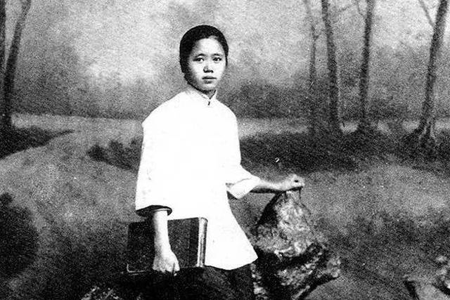 他出轨嫖妓、打牌抽烟,却拥有36个博士学位,是