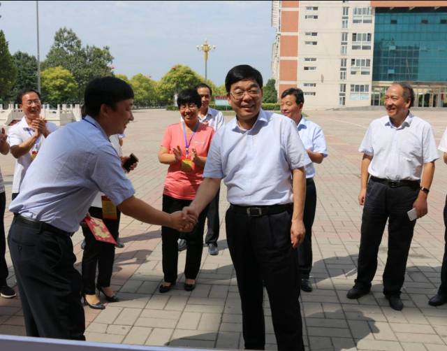 教师节来临之际,县委书记韩宏亮莅临我校看望慰问