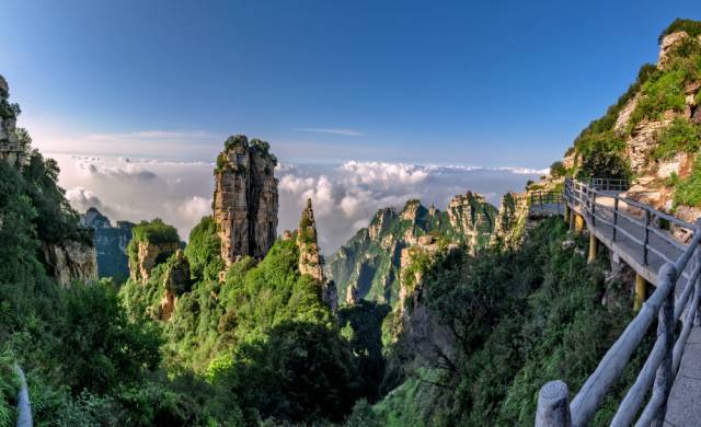 关键词:5a景区,北方"小黄山,海拔1900米玻璃栈道 地址:河北省保定市