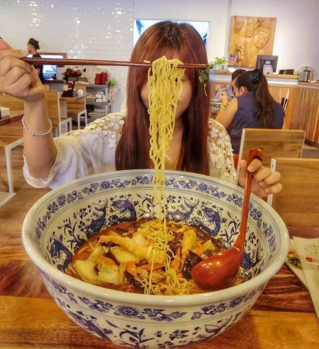 ins/@sweetsensation 还比如,这堪比一口缸的大碗面▼