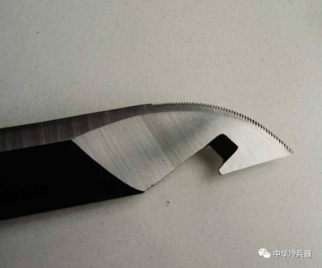 65式伞兵刀造型上最大的特点,就是 一侧刀刃被设计成钩刃,钩刃不仅
