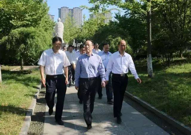 校长汪文超向李书记介绍学校工作