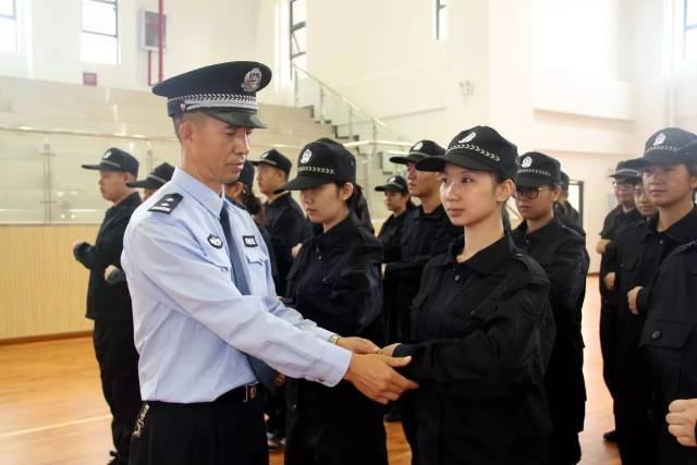 大声地向红河州公安局警察训练支队的男神女神们表白!节日快乐!