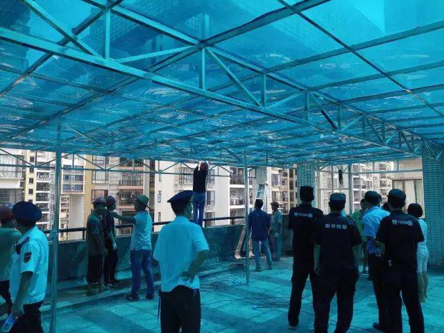 【城事】花都一小区业主私占楼顶违规搭棚 城管:强制拆除!