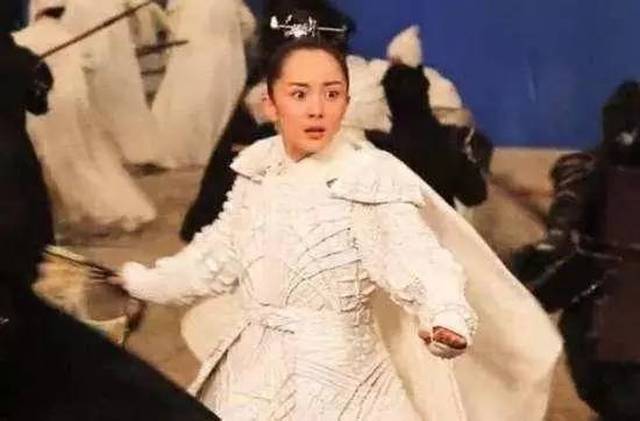 杨幂再次挑战道姑头,对比司音来看发际线简直