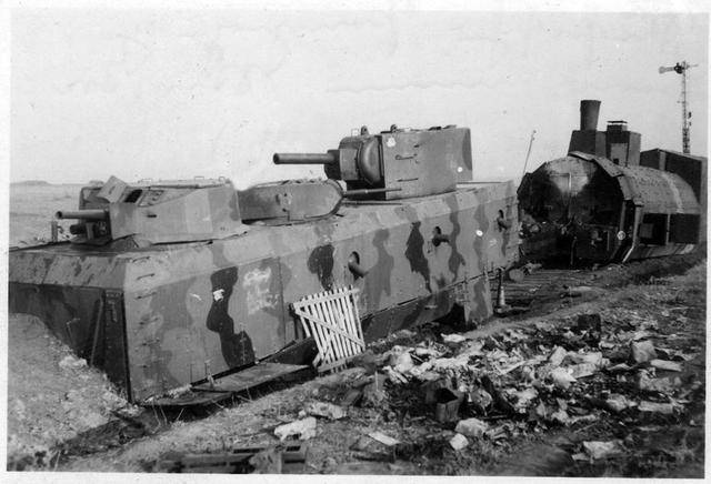 在伏罗希洛夫格勒(卢甘斯克)被德军击毁的苏联"为了祖国"号装甲列车