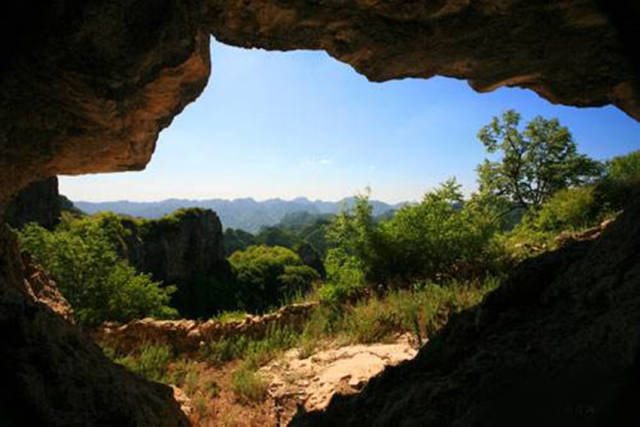 岩溶地貌发育,多溶洞,溶蚀洼地,石柱,平谷,岩溶泉等.峰峦挺拔.