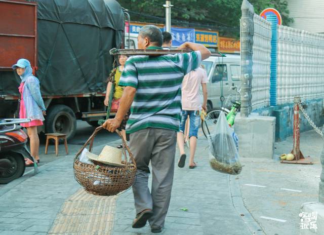 你见过凌晨六点的湘仪菜市场吗有一群人在这样生活着