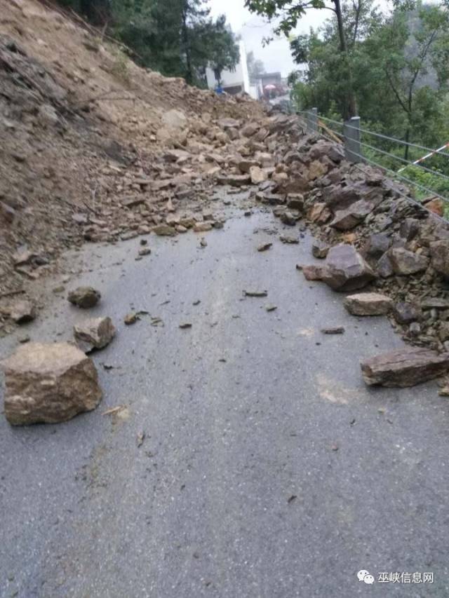 巫山机场路,官渡紫阳台,抱龙镇等地因下雨塌方导致通行受阻,相关部门