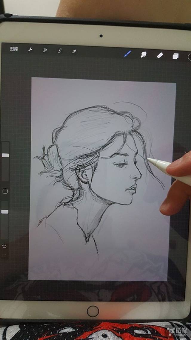 5 英寸的 ipad pro 一个月了,然而自己基本上都是拿它来画画.