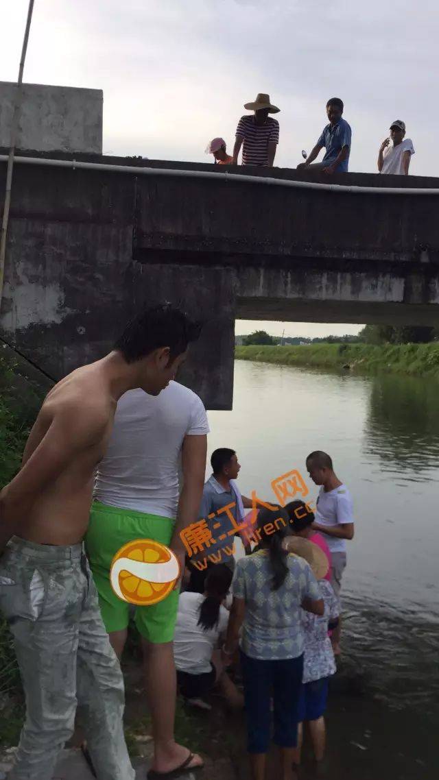 廉江那良村桥头发生车祸,几名女子被撞下运河?