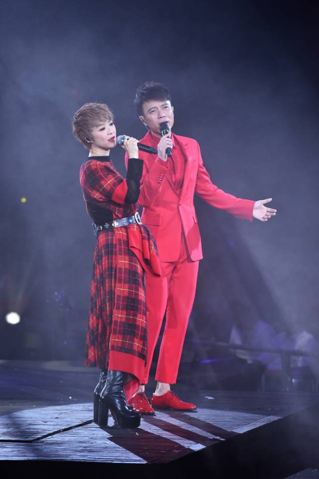 李克勤香港演唱会天后云集 叶倩文周慧敏陈慧娴惊喜助阵_手机搜狐网