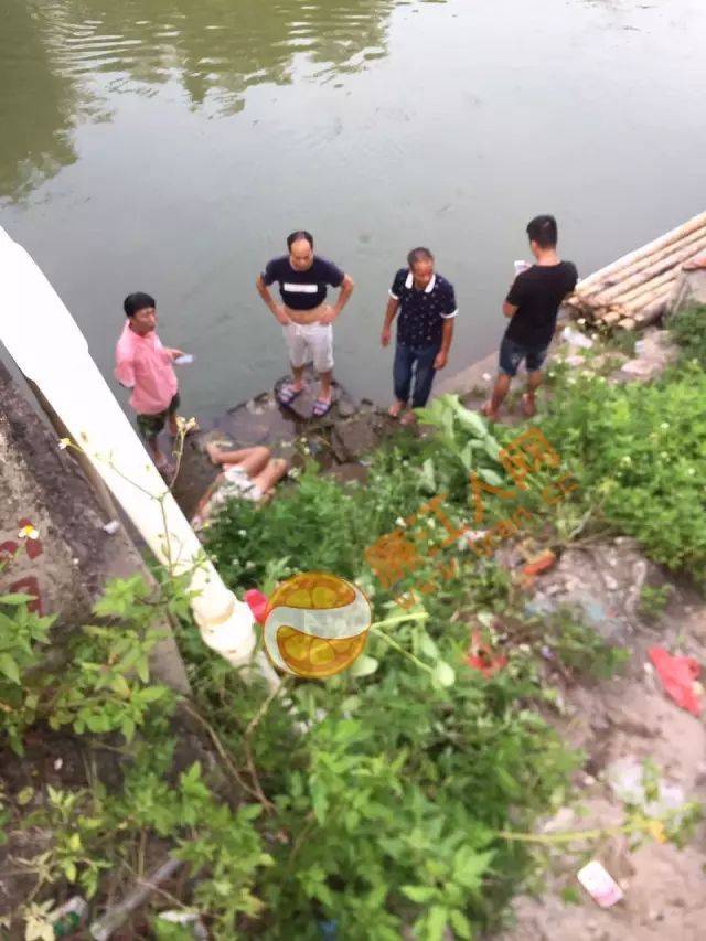 网曝廉江那良村桥头发生车祸,几名女子被撞下运河?